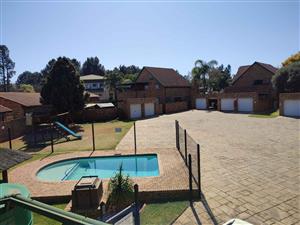 Townhouse For Sale in Die Hoewes