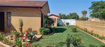 Sunny Modern 3 Bedroom family home with Granny flat