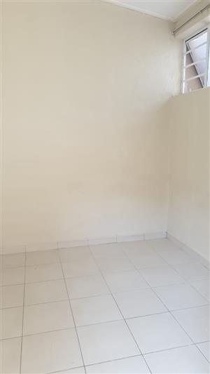 Outside room to rent in Savoy 