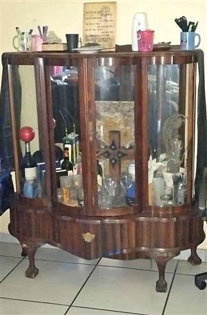 Ball and claw show case