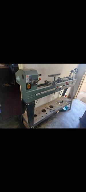 Wood turning lathe very good condition including new chisels