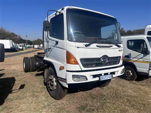 2012 Hino 500 1626 single axle horse