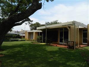 Bachelor Garden flat to rent in Brummeria (Pretoria East)