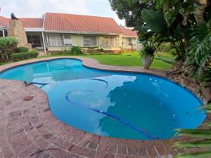 Luxury Family Haven: 4 beds, Heated Pool, Spacious  Living