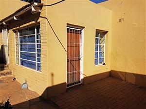 Bachelor Garden Cottage to Rent – Hurst Hill, Johannesburg