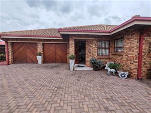 3 Bedroom Townhouse for Sale in Vanderbijlpark SE2