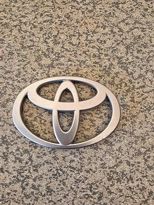 Universal Toyota Front Grille / Boot Emblem Badge (Satin Silver)