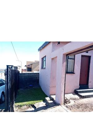 HOUSE FOR SALE AT DIEPKLOOF ZONE 2 WITH 2 BEDROOMS AND 2 OUTSIDE ROOMS