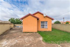 Charming 2 Bedroom Home with Spacious Yard in Bramfischerville!