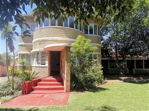 Situated in the heart of Clubview and allows for various family options.