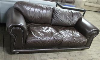2 SEATER BROWN LEATHER COUCH S064619A