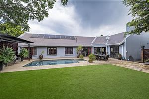 FAMILY ENTERTAINERS DREAM!! JUST MOVE IN!!