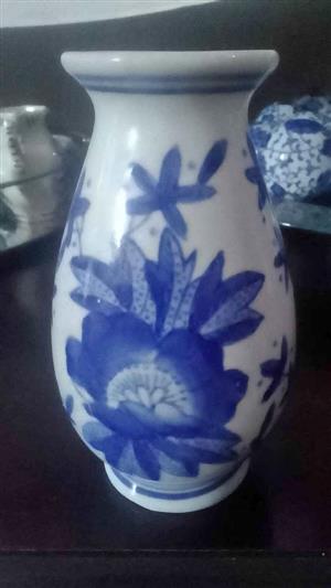LOVELY  Brand New Blue and White  decorative bud vase - glam up CRESTA -  w/app