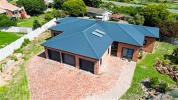 House For Sale in Fraaiuitsig