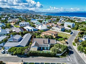 Corner-Stand 3 Bedroom Gem with Pool, Loft & Coastal Walks at Your Doorstep