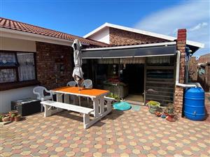 Very Neat 3 Bedroom Townhouse For Sale in Deoville Park, Hartenbos