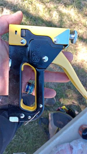 GS heavy duty upholstery stapel gun