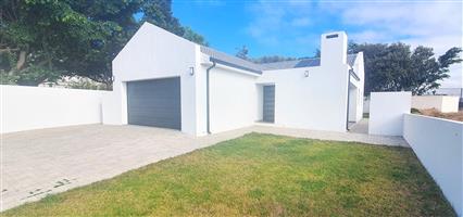 Modern 4 Bedroom Home for Sale in Shelley Point Security Coastal Golf Estate