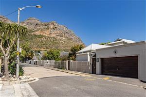 House For Sale in Lakeside