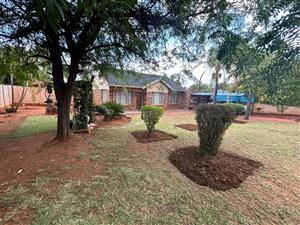 Modern 3-bedroom Family Home in the Heart of Orchards!!