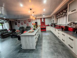 Stunning 3 bedroom home for Sale with a Sparkling swimming pool in Sasolburg