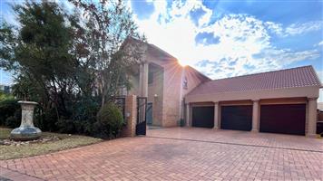 Bidding to start from R3,950,000-00!!! Non-Distressed Luxury Auction! Situated in La Coma Estate!