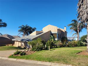 Modern 3-Bedroom Home with Indoor Braai, Studio & Flatlet – Prime Menenkop Location