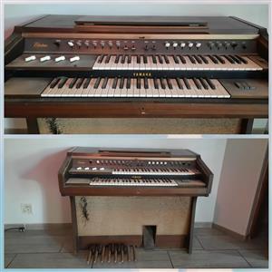 Vintage Yamaha Electone spinet electronic organ