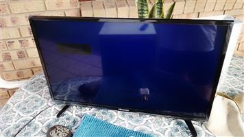 Television 32" with wall mounting bracket 