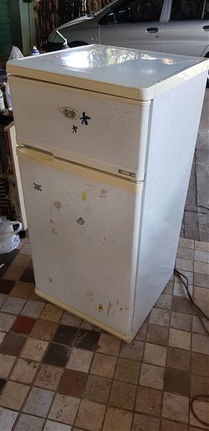 White medium size 200 liter DEFY double door fridge freezer combo in good condition and working 100% for sale - R1100 cash if you collect. CAN DELIVER for only R200 in Pretoria Centurion area. Whatsapp , sms or call Pierre on 082 578 4861.