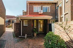 Townhouse For Sale in Brackenhurst
