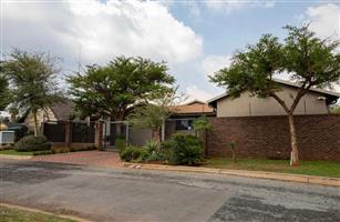 Modern 4-Bedroom Family Home with Solar Power & Top Security in Verwoerdpark !!!