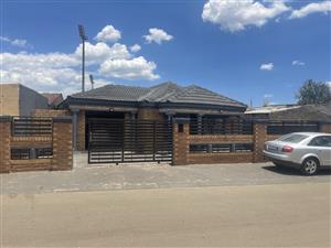 Stunning 2bed house at Tembisa Makhulong 