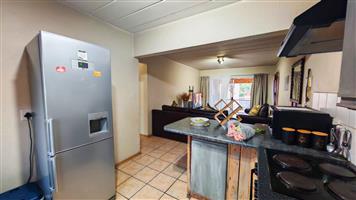 Apartment For Sale in Die Hoewes