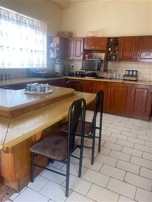 2 BEDROM HOUSE FOR SALE IN NEWLANDS !!