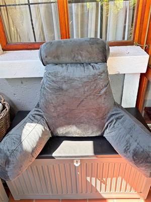 Lumbar support reading cushion