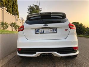 2016 Ford Focus ST 3 door (leather + sunroof + techno pack)