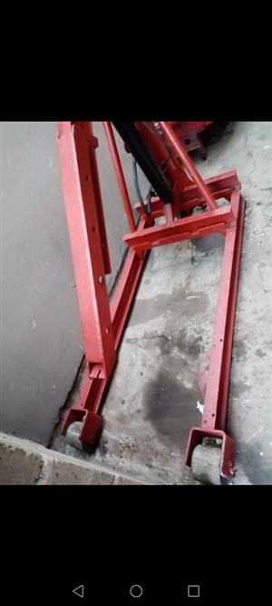 Heavy duty engine crane