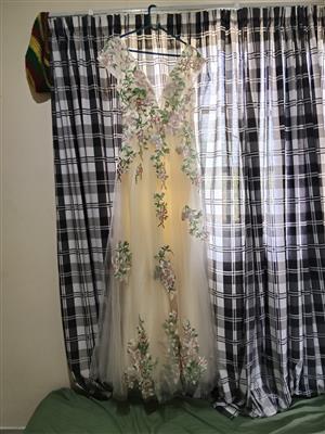 Brand new Ivory wedding gown size small, embroidered mesh and silk 