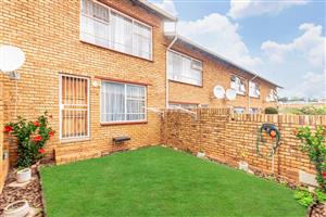 Spacious 2 bedroom townhouse in Noordheuwel!