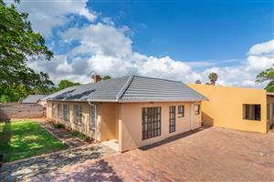 Main House with 4 Beds Plus a 2-Bedroom Cottage – Perfect for Extended Family