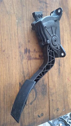 Nissan NP200 accelerator pedal R1590