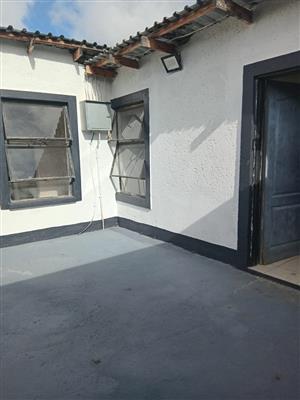 1 bedroom, 1 Bathroom ensuite, 1 kitchen and sitting area. safe parking