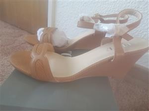 Wedge Heels In Tan color - Size8