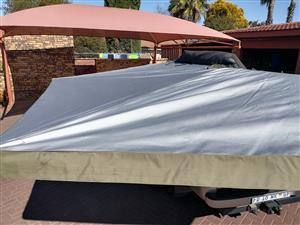 Ostrich awning for pickup vehicles 