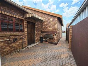 Private flat to let in well secured and quite townhouse complex in Vaalpark