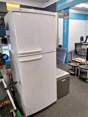 BOSCH Intelligent Free 40 - KSU405216W   405L Fridge / Freezer, Fair Condition Comes with 6 Month
