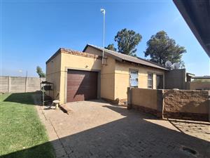 Well kept Complex in Riversdale Meyerton. 2 bedroom Townhouse available.