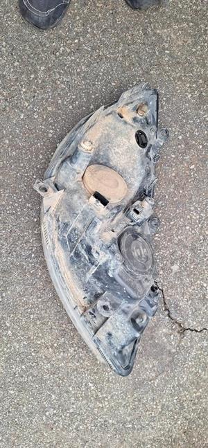 Renault scenic headlight available