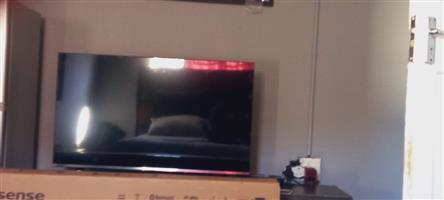 HISENSE 43 inch flat screen TV 